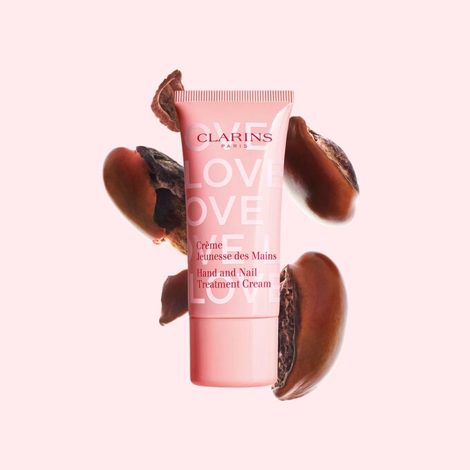 Packshot av Hand Cream Limited Edition Love Collection framf&ouml;r sheafr&ouml; p&aring; en ljusrosa bakgrund, som framh&auml;ver huvudingredienserna.