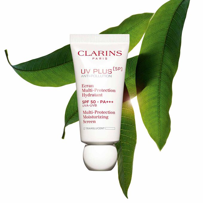 Packshot av en tub med Clarins UV Plus Anti-Pollution Translucent, en &aring;terfuktande v&auml;tska med SPF 50, mot en vit bakgrund.