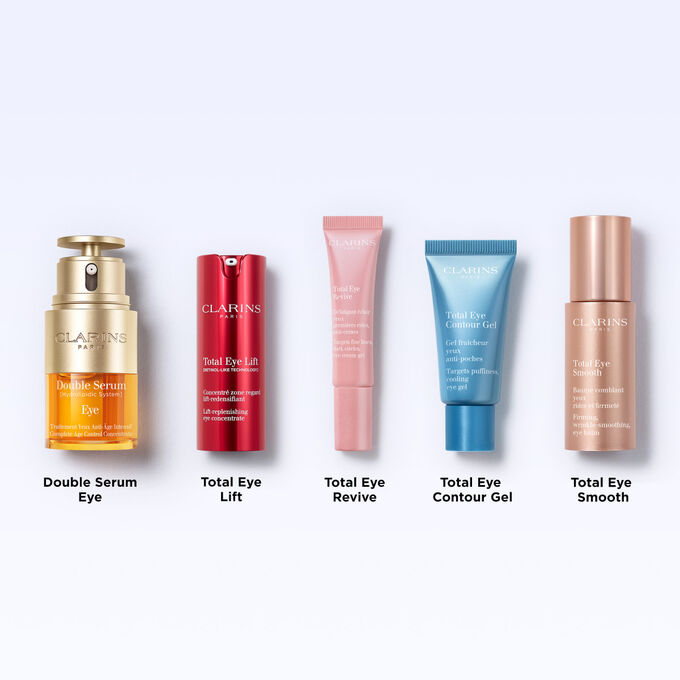 Tub med Clarins Eye Contour Gel bland kaffeb&ouml;nor f&ouml;r att illustrera produktingrediensernas naturliga ursprung.