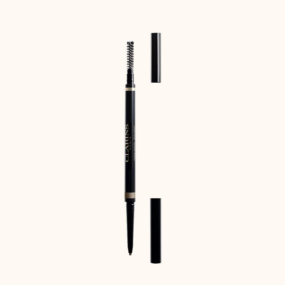Packshot av Clarins 2-i-1 Blond Brow Pencil med integrerad borste och en ultrafin utdragbar spets f&ouml;r naturliga bryn.