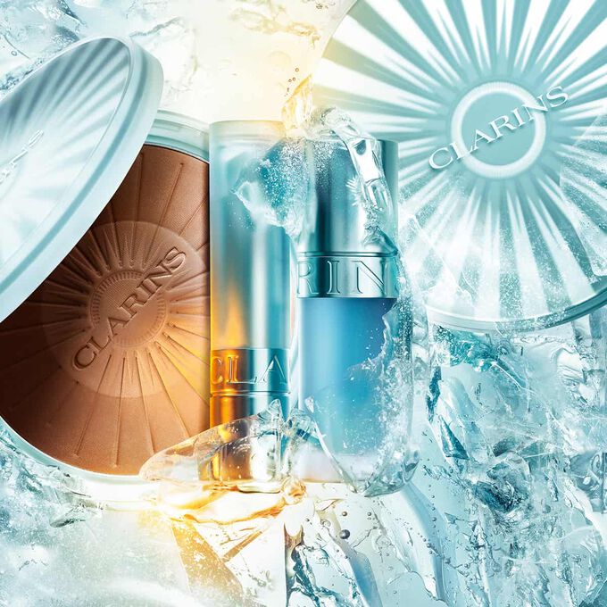 Packshot av Clarins sommarkollektion p&aring; is: bronzingpuder, cryo lip oil och svalkande l&auml;ppbalsam som framh&auml;ver sommarens must-haves