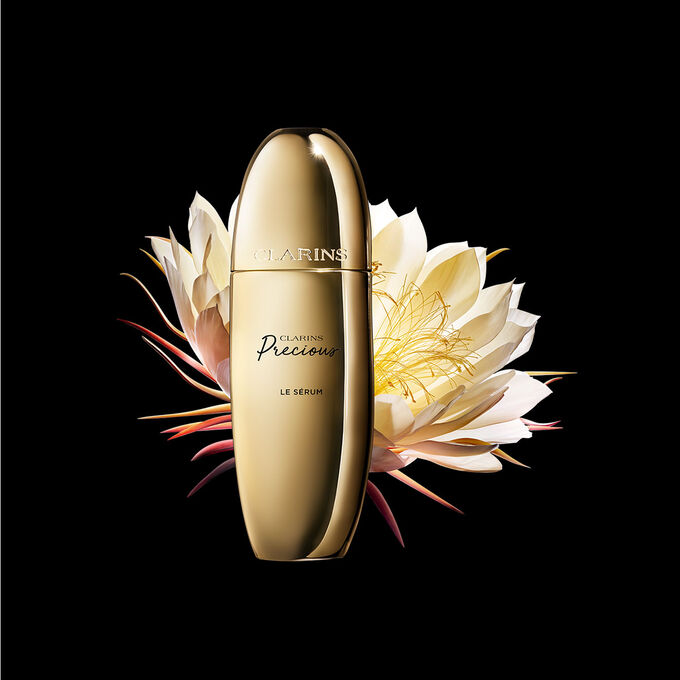 Packshot av Clarins Precious Serum n&auml;ra en blomma av nattens drottning mot en m&ouml;rk bakgrund.