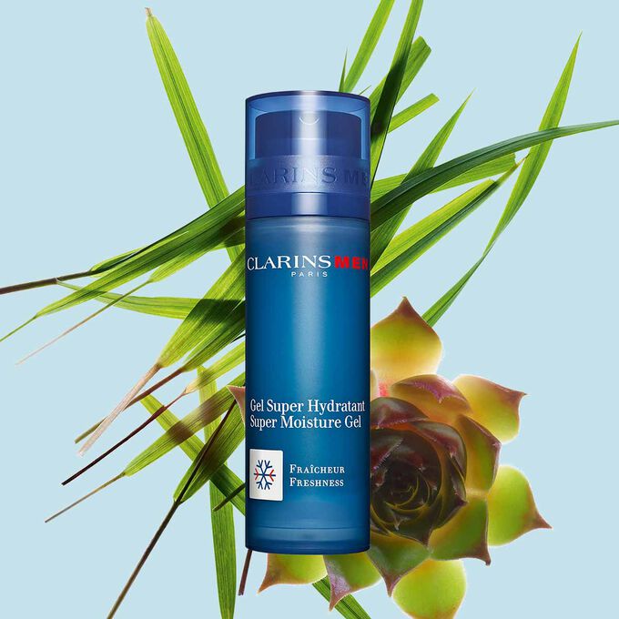 Packshot av en pumpflaska med ClarinsMen Super Moisture Gel fr&aring;n Clarins n&auml;ra gymnena och myskgr&auml;s mot en bl&aring; bakgrund.