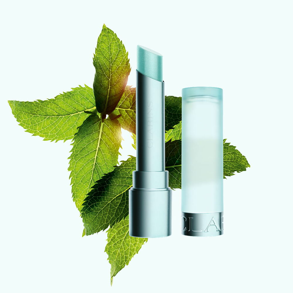 Packshot av Clarins svalkande l&auml;ppbalsam, framh&auml;vd av mynta runtom som betonar dess uppfriskande k&auml;nsla