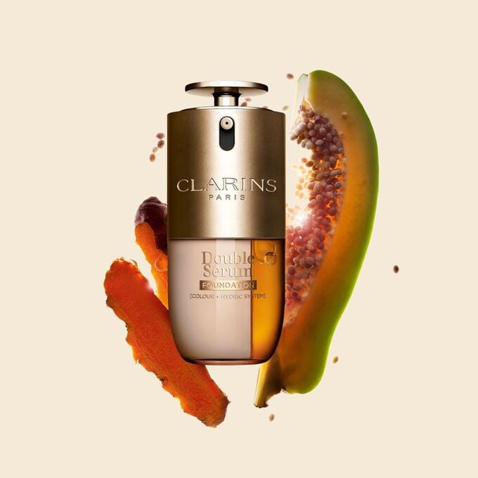 Packshot av Clarins Double Serum Foundation tillg&auml;nglig f&ouml;r alla hudtoner, med nyckelingredienser gurkmeja och papain.