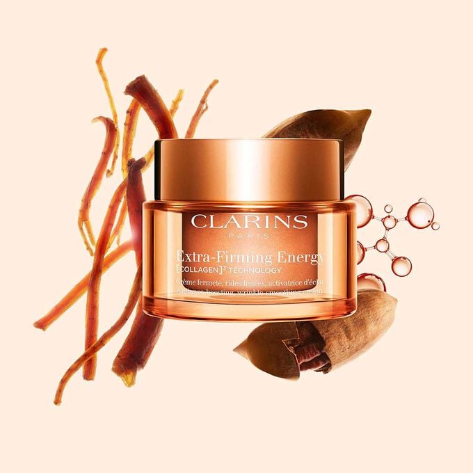 Produktbild av Extra-Firming Energy-kr&auml;m fr&aring;n Clarins bredvid r&ouml;d ginseng, kollagenmolekyl och mitracarpu mot en beige bakgrund.