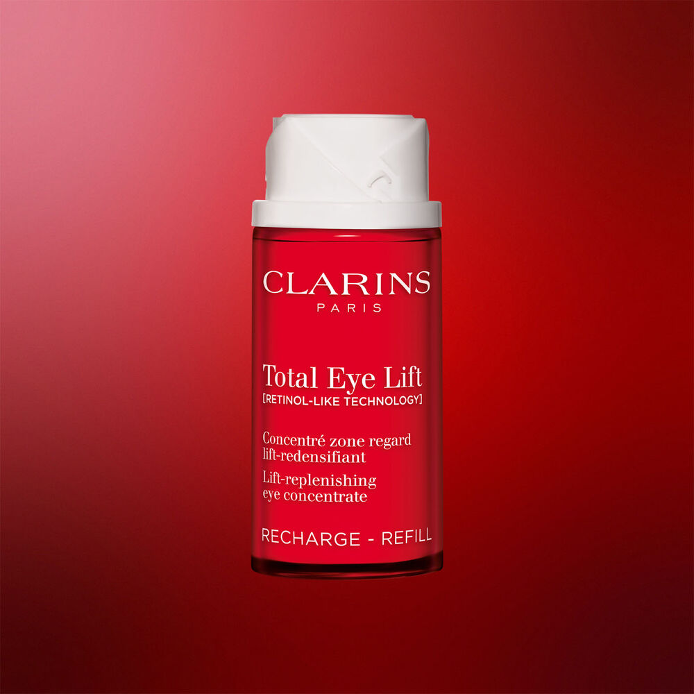 Packshot av Clarins Total Eye Lift anti-age-&ouml;gonkr&auml;m med refillf&ouml;rpackning p&aring; m&ouml;rkr&ouml;d bakgrund, med fokus p&aring; den h&aring;llbara och p&aring;fyllningsbara designen.