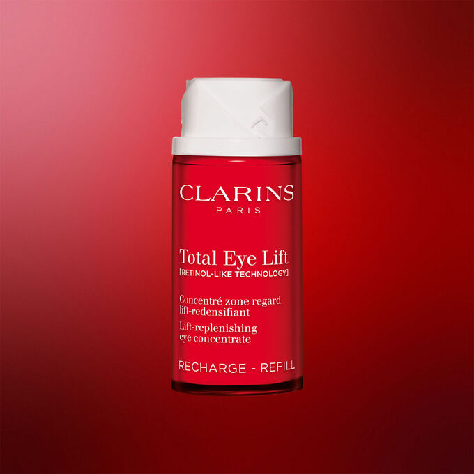 Packshot av Clarins Total Eye Lift anti-age-&ouml;gonkr&auml;m med refillf&ouml;rpackning p&aring; m&ouml;rkr&ouml;d bakgrund, med fokus p&aring; den h&aring;llbara och p&aring;fyllningsbara designen.