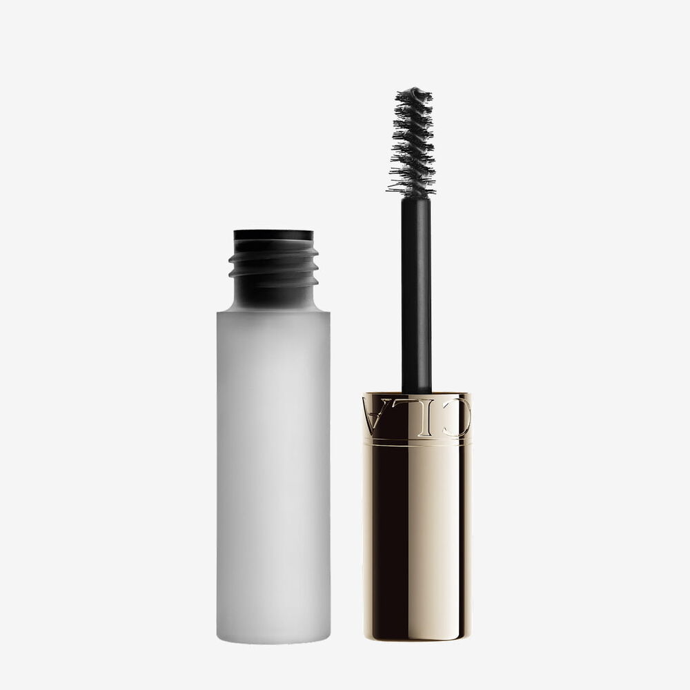 Packshot av Clarins Clear Brow Gel, utformad f&ouml;r att forma, lyfta och fixera bryn f&ouml;r en v&auml;lv&aring;rdad, naturlig och l&aring;ngvarig stadga.