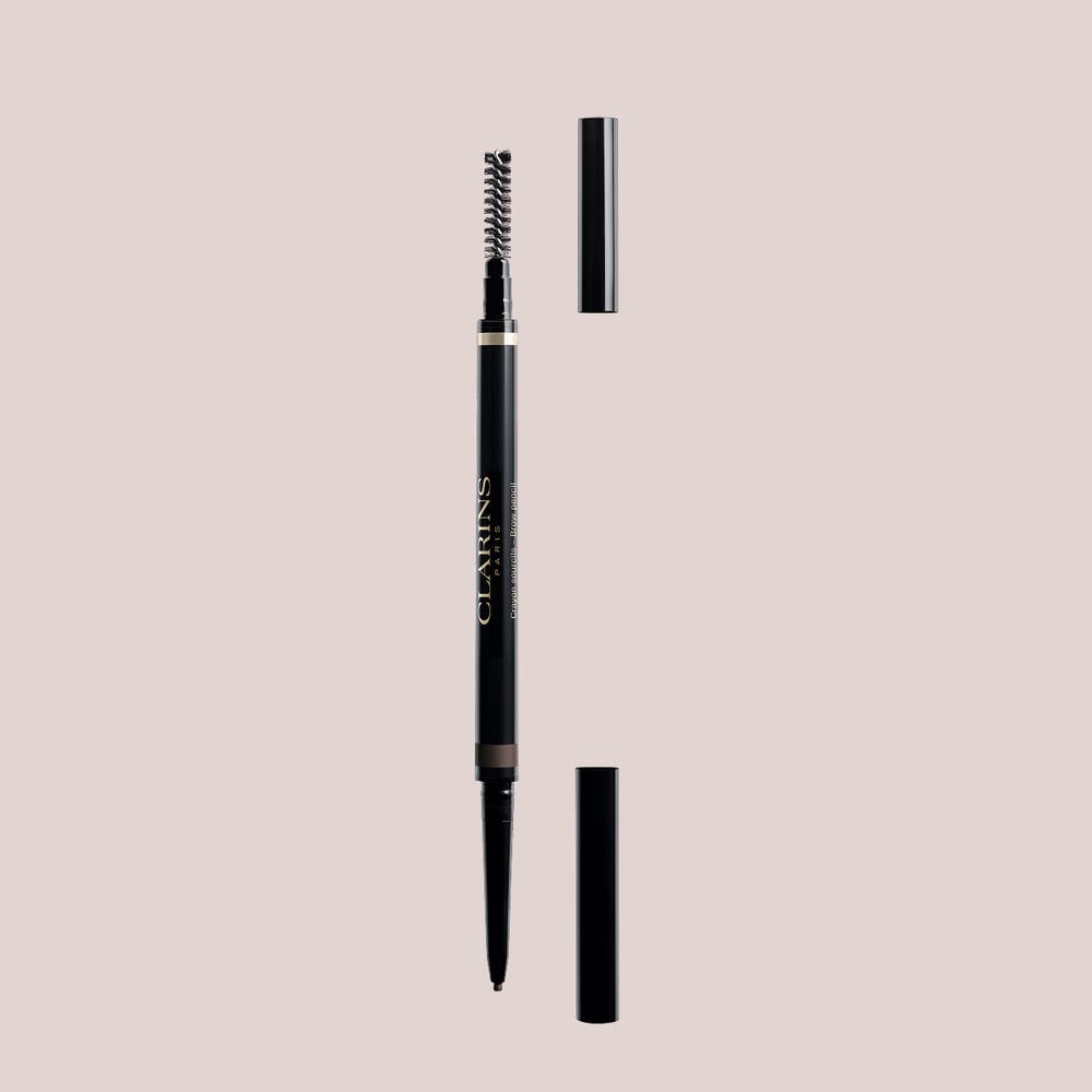 Packshot av Clarins 2-i-1 Dark Brown Brow Pencil med integrerad borste och ultrafin utdragbar spets f&ouml;r fylliga, naturliga bryn.