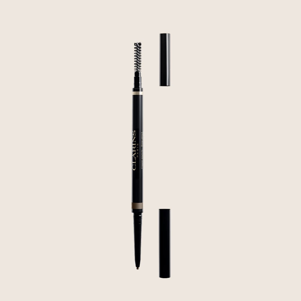 Packshot av Clarins 2-i-1 Light Brown Brow Pencil med integrerad borste och ultrafin utdragbar spets f&ouml;r naturliga bryn.