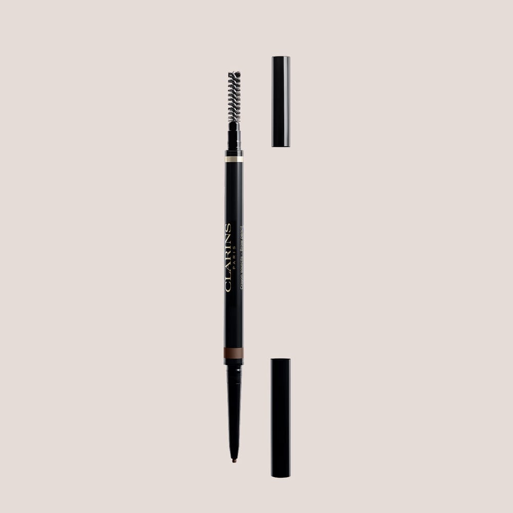 Packshot av Clarins 2-i-1 Warm Brown Brow Pencil med integrerad borste och ultrafin utdragbar spets f&ouml;r naturliga, definierade bryn.