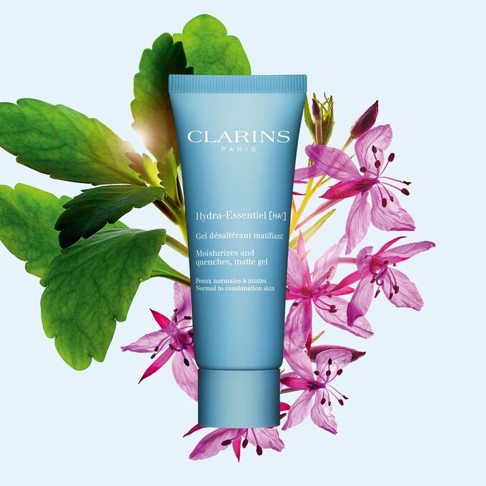 Bild visar Clarins Hydra-Essentiel Matte Gel, en ansiktsgel f&ouml;r anv&auml;ndning dagtid, berikad med hyaluronsyra med &aring;terfuktande och mattg&ouml;rande effekt.