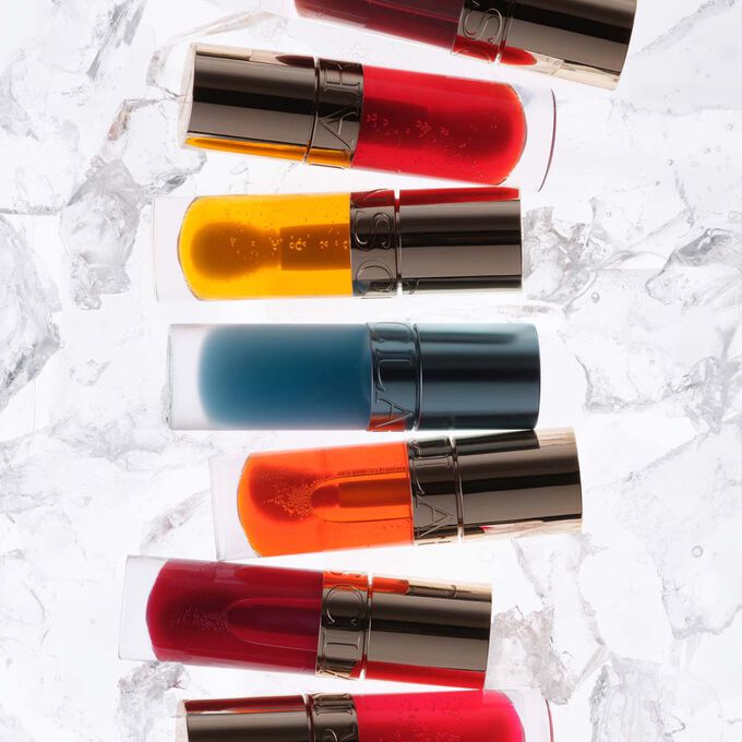 Presentation av alla Clarins Lip Comfort Oils p&aring; is, med fokus p&aring; den nya svalkande l&auml;ppoljan och dess uppfriskande och lugnande effekt