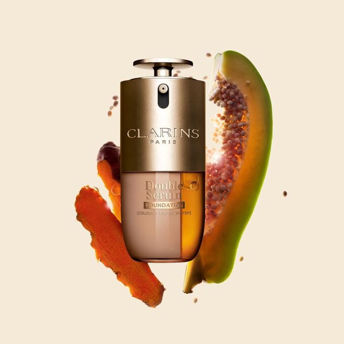 Packshot av Clarins Double Serum Foundation tillg&auml;nglig f&ouml;r alla hudtoner, med nyckelingredienser gurkmeja och papain.