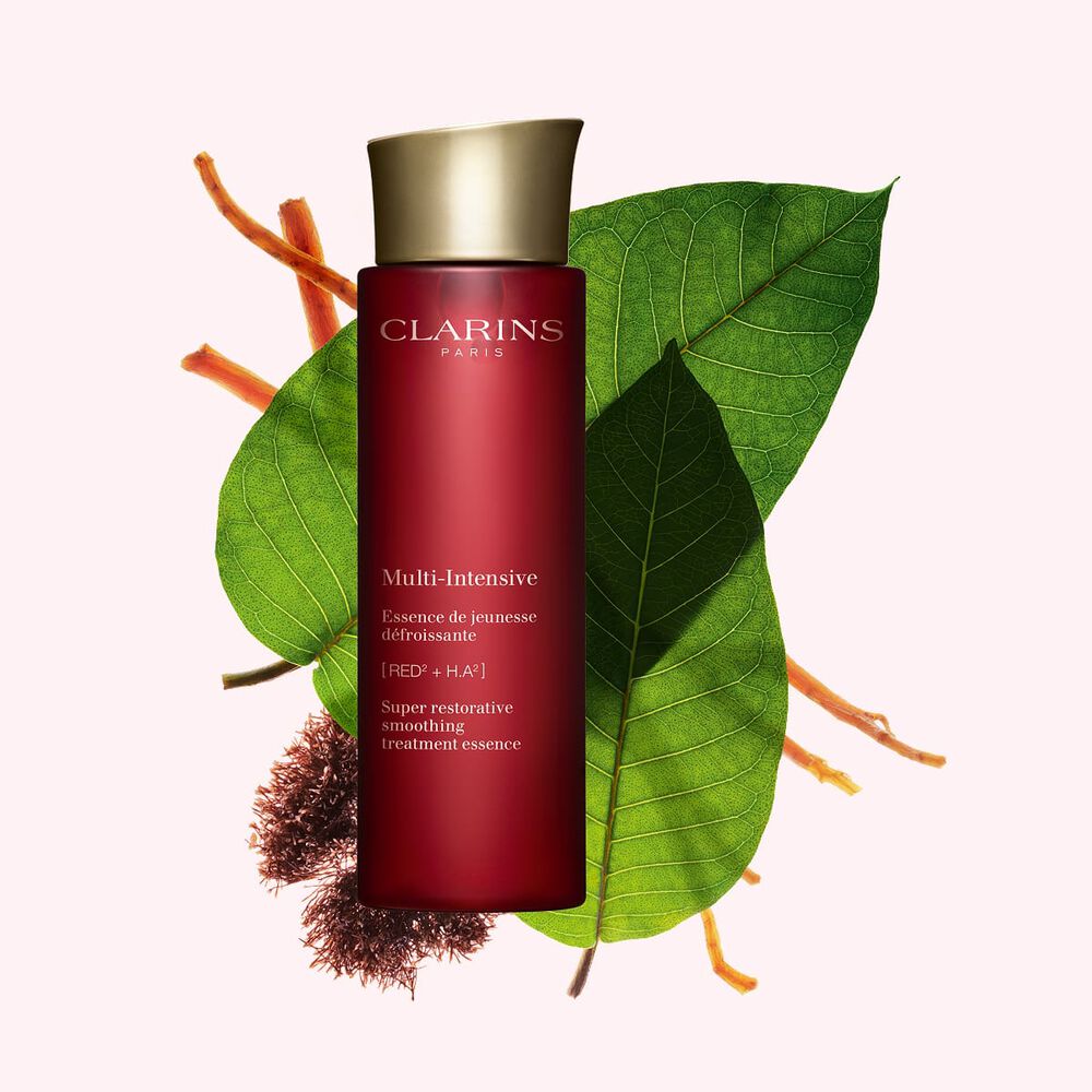 Packshot av Clarins Super Restorative Treatment Essence n&auml;ra r&ouml;dalg, harunganablad och ginsengrot mot en rosa bakgrund.