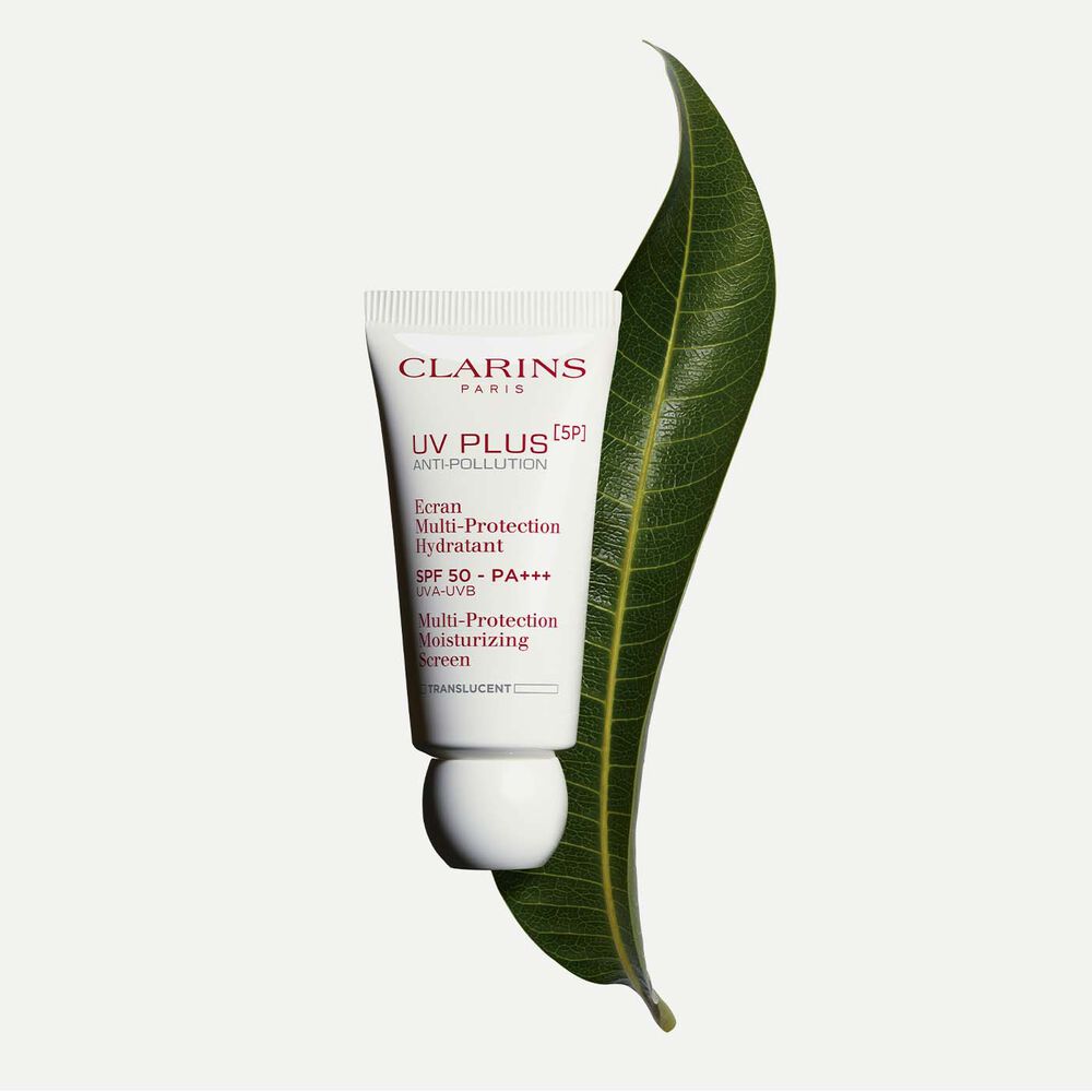 Packshot av en tub med Clarins UV Plus Anti-Pollution Translucent, en återfuktande vätska med SPF 50, mot en vit bakgrund.