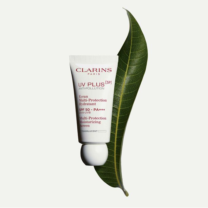 Packshot av en tub med Clarins UV Plus Anti-Pollution Translucent, en återfuktande vätska med SPF 50, mot en vit bakgrund.