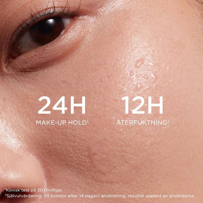 Fokus p&aring; en kvinnas kind n&auml;r hon applicerar Love Collection Fix Make-Up Spray, som framh&auml;ver 24H sminkh&aring;llning och 12H &aring;terfuktningseffekt.