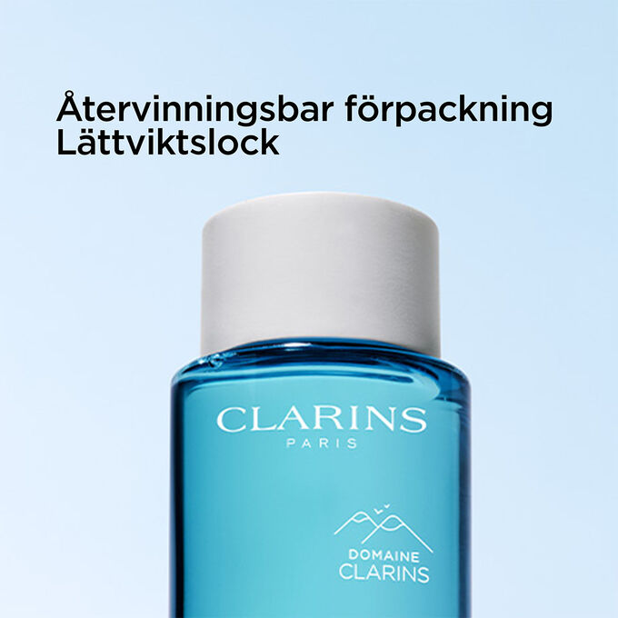 Fokus p&aring; toppen av flaskan med &ouml;gonmakeupborttagning f&ouml;r att illustrera den &aring;tervinningsbara f&ouml;rpackningen och det l&auml;tta locket.
