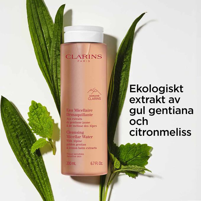 Packshot av flaskan med reng&ouml;rande micell&auml;rvatten framf&ouml;r citronmeliss och gul gentiana f&ouml;r att framh&auml;va dess huvudingrediensen.