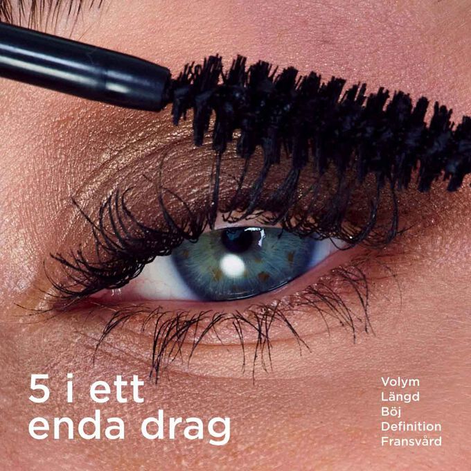 Fokus p&aring; en kvinna som applicerar Clarins mascara och visar dess 5-i-1-effekt: volym, l&auml;ngd, b&ouml;j, definition och fransv&aring;rd i ett enda drag.