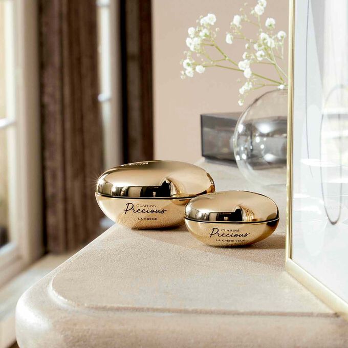 Packshot av Clarins Precious Soft Cream och Precious Eyes som ger en perfekt anti-aging-rutin.