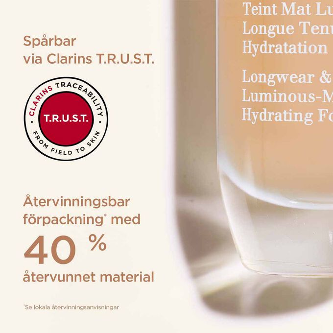 N&auml;rbild som visar att f&ouml;rpackningen &auml;r tillverkad av 40 % &aring;tervunnet material och &auml;r sp&aring;rbar via Clarins T.R.U.S.T.