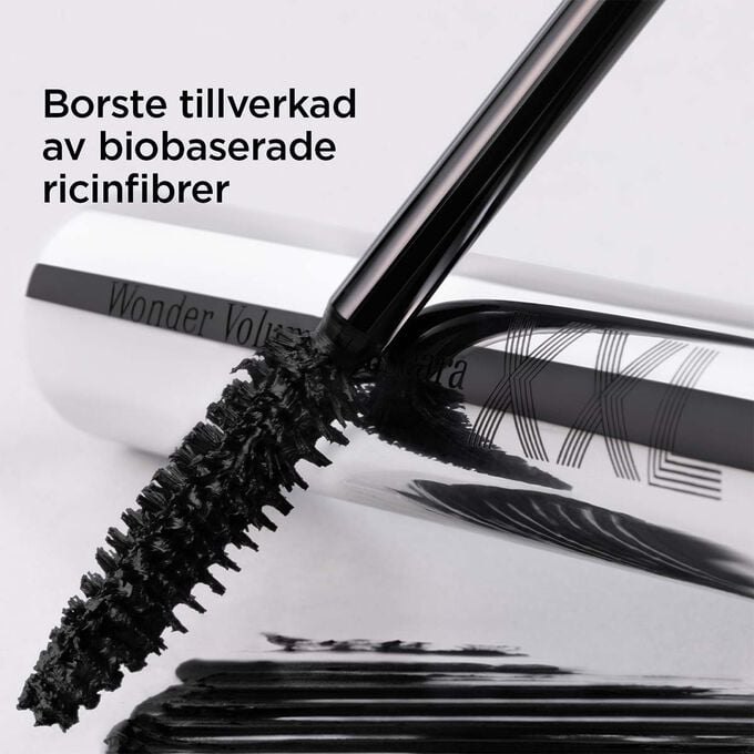 N&auml;rbild av Clarins XXL svart mascaraborste som framh&auml;ver dess sammans&auml;ttning av biobaserade ricinfibrer