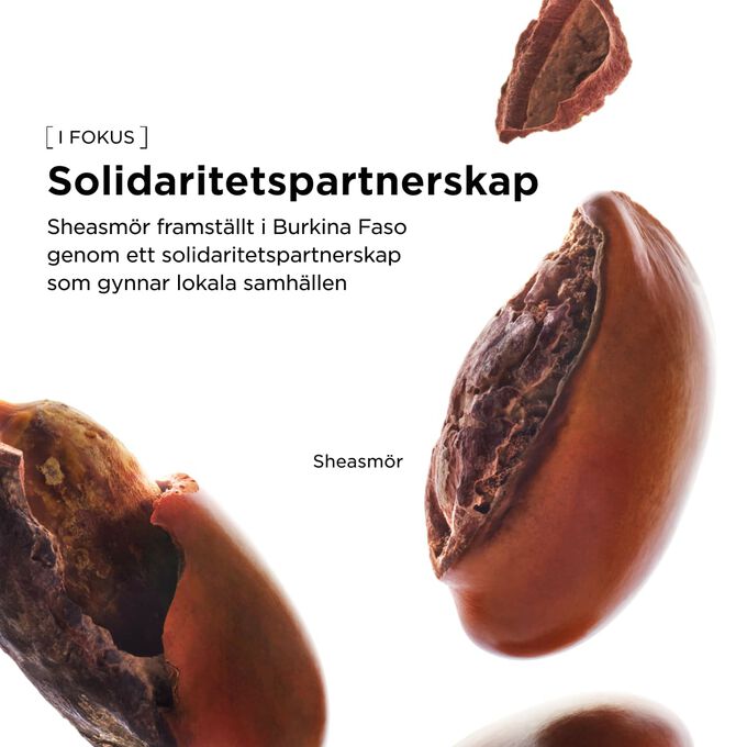 Clarins anv&auml;nder sheasm&ouml;r p&aring; ett ansvarsfullt s&auml;tt f&ouml;r denna n&auml;rande handkr&auml;m, vilket st&ouml;djer lokala samh&auml;llen och h&aring;llbarhet.