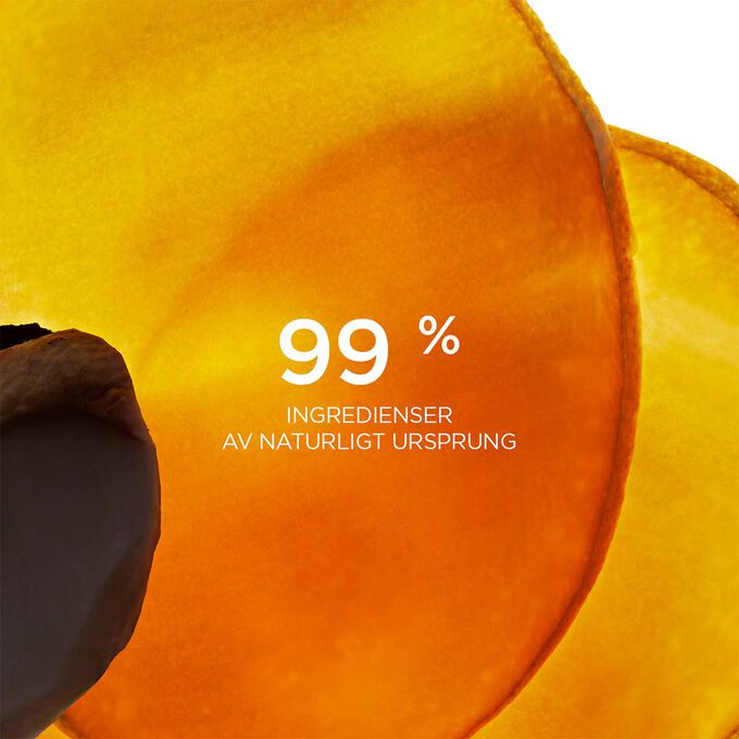 N&auml;rbild av skivor av vild mango, som framh&auml;ver att 99 % av ingredienserna i Clarins Comfort Scrub &auml;r av naturligt ursprung.