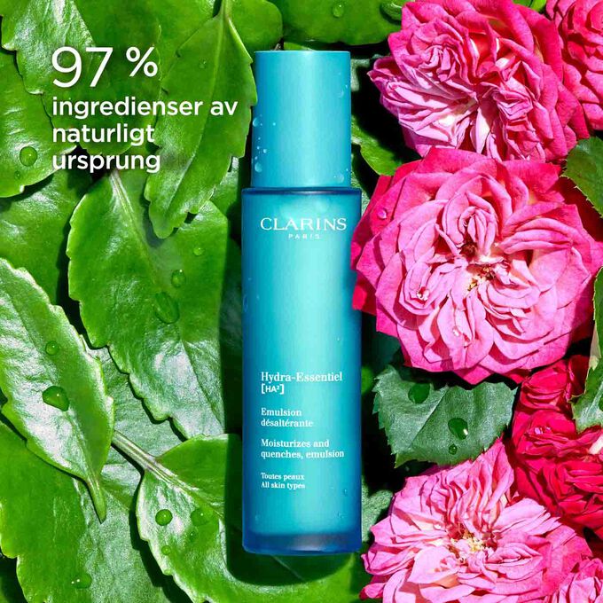 Packshot av Clarins Hydra-Essentiel 23 Emulsion bland damascenerrosor, för att betona att 97 % av dess ingredienser är av naturligt ursprung.