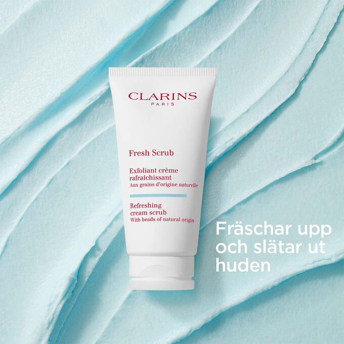 Clarins Fresh Scrub f&ouml;r ansiktet p&aring; en kr&auml;mig, texturerad bakgrund f&ouml;r att framh&auml;va dess utj&auml;mnande och uppfriskande effekt.