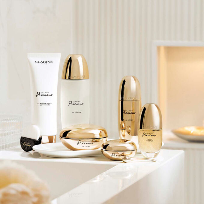 Packshot av hudv&aring;rdssortimentet Clarins Precious Luxury d&auml;r kryoextrakt av nattens drottning &auml;r huvudingrediensen.
