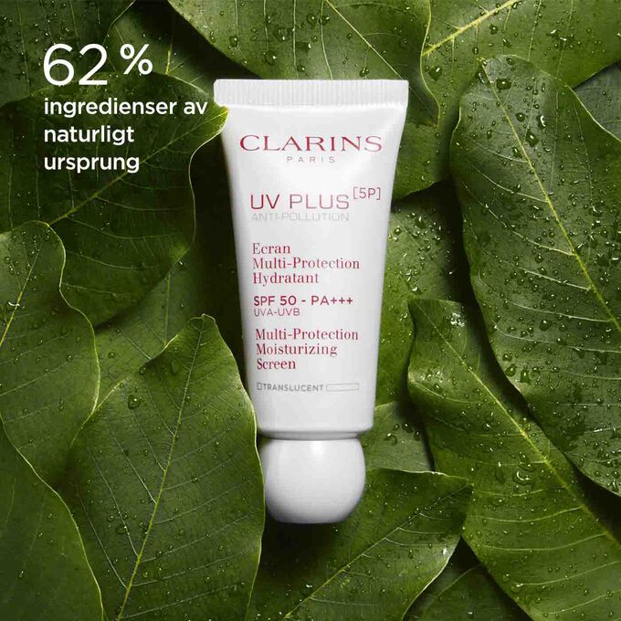 Packshot av Clarins UV Plus Anti-Pollution Translucent bland ekologiska mangoblad, som framhäver att 62 % av dess ingredienser har naturligt ursprung.