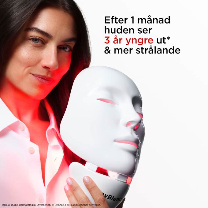 N&auml;rbild p&aring; modell som h&aring;ller myLEDmask2 f&ouml;r ansikte och hals och visar dess f&ouml;rdelar f&ouml;r att f&aring; huden att se yngre, fastare och mer str&aring;lande ut