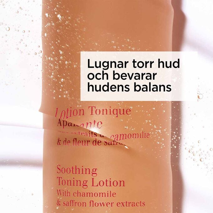 Packshot av den orange flaskan med lugnande ansiktsvatten delvis under vatten med text om dess lugnande och &aring;terfuktande effekt.