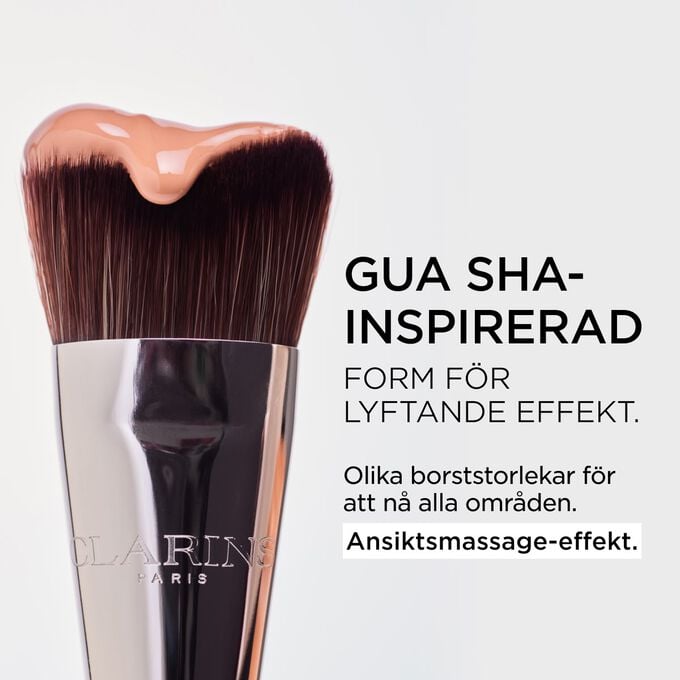 Fokus p&aring; Double Serum Foundation-borstar med olika borststorlekar f&ouml;r att n&aring; alla omr&aring;den och ge en ansiktsmassage-effekt.