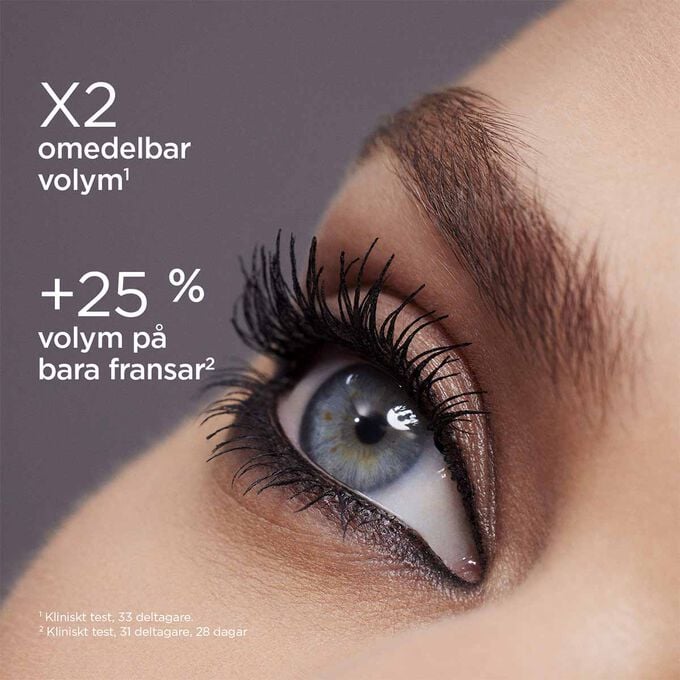N&auml;rbild av en kvinnas bl&aring; &ouml;ga med volymmascara som visar den omedelbara dubbla volymeffekten