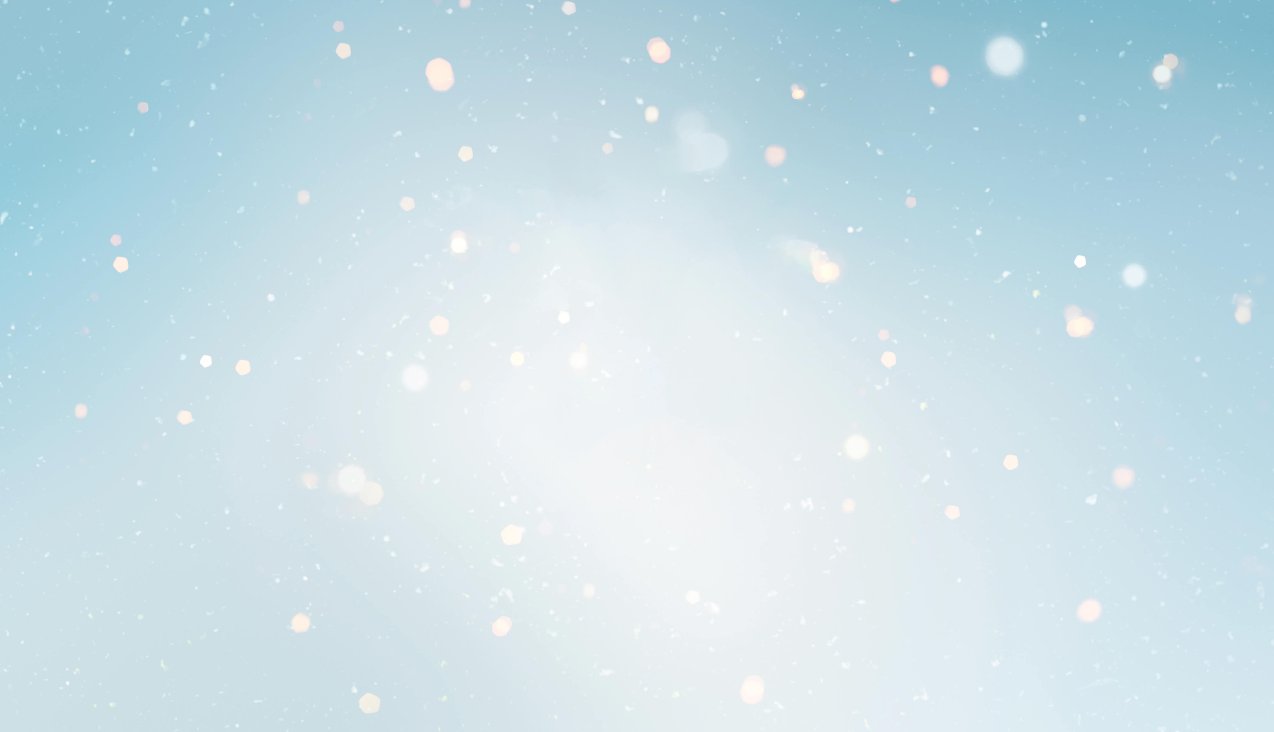 Utdrag från Clarins julkampanjvideo 2025, som visar en skidåkare som åker nerför ett julgran fyllt med Clarins-produkter.