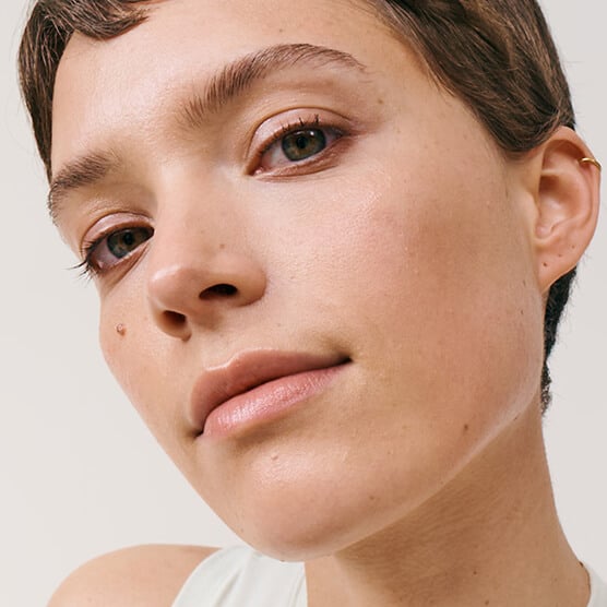 Modell som använder Double Serum Foundation