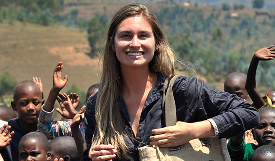 Bild på Lauren Bush tillsammans med några barn