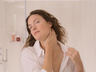 How to apply neck and décolleté care